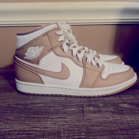 Men Jordan Mid 1’s for sale only worn a couple times! - Picture 2 of 2